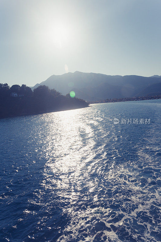 美丽的日落在海上。美丽的海景。迷人的海景。