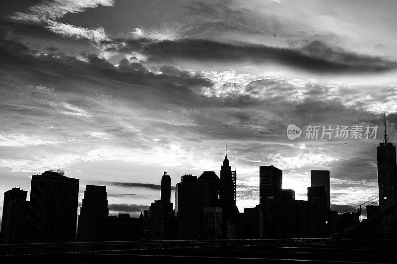 布鲁克林大桥和曼哈顿的建筑物日落