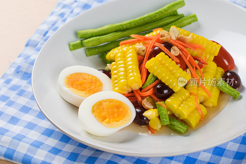 著名的泰国食物玉米沙拉，在泰国我们叫它Somtum。