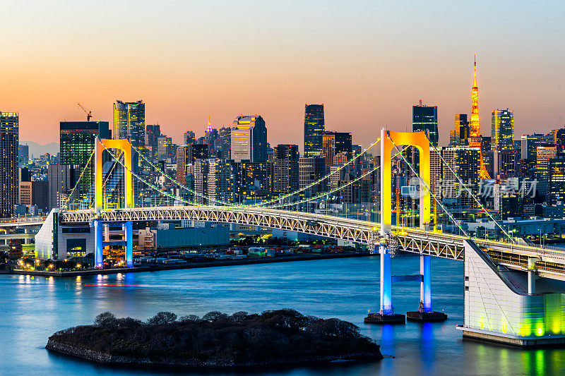 全景现代城市天际线鸟瞰台场，金色阳光下的东京塔和虹桥