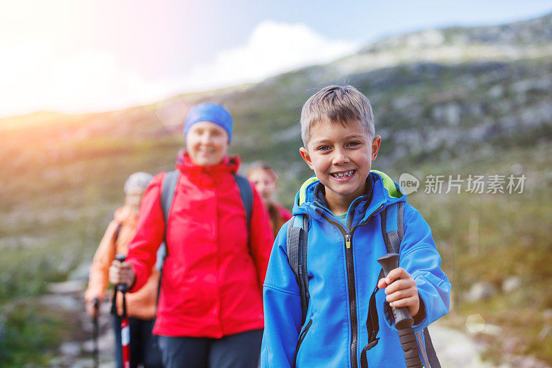 在山里徒步旅行的男孩