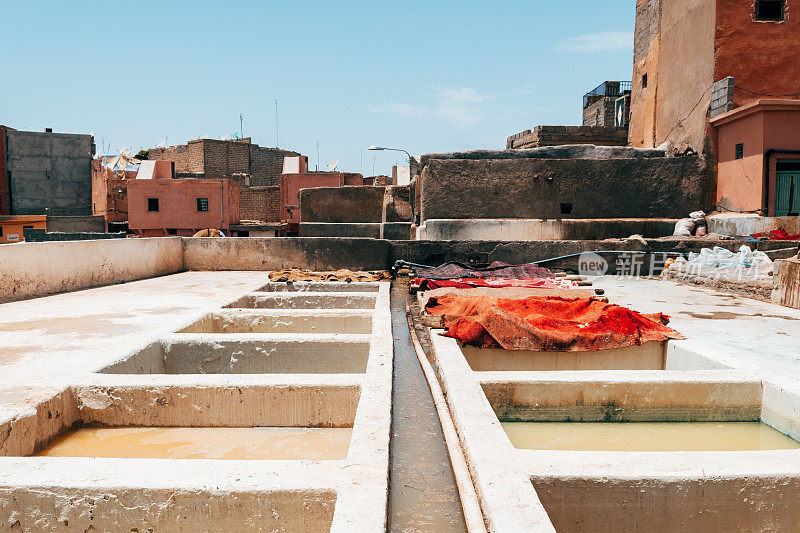 摩洛哥马拉喀什一家制革厂内正在晾干的彩色皮革
