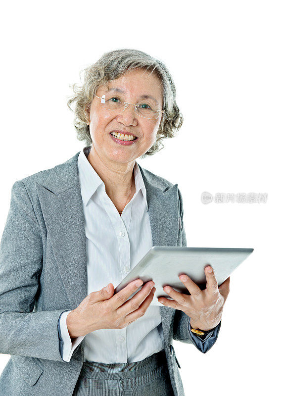 亚洲年长女商人手持平板电脑