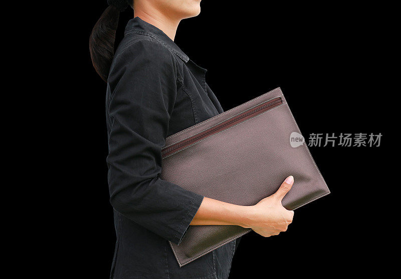 商务女性与皮包孤立在黑色背景。
