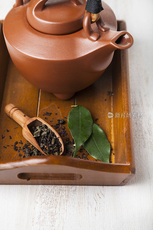 陶瓷茶壶和茶叶