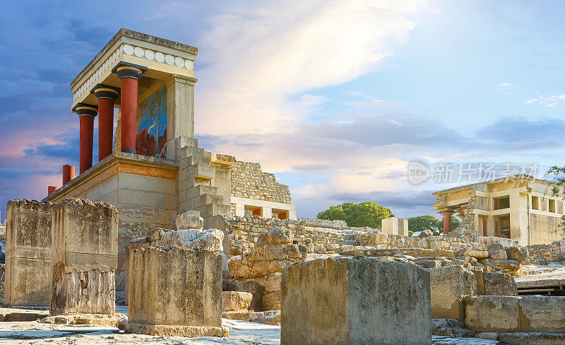 克诺索斯宫殿位于克里特岛，希腊克诺索斯宫殿是克里特岛最大的青铜时代考古遗址，也是克里特岛文明和文化的仪式和政治中心。