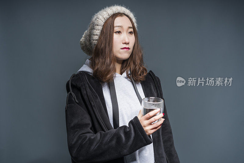 年轻的亚洲女性用纯净水，画像