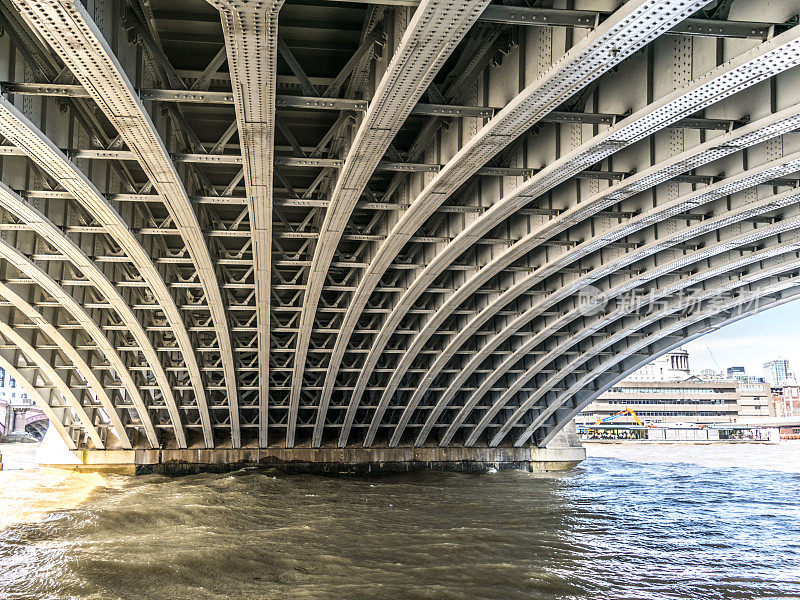 桥下的图案，拍摄自伦敦区萨瑟克
