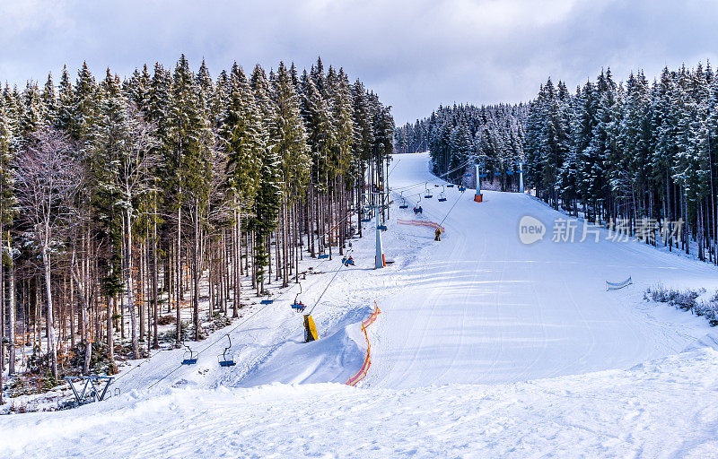 在山里过寒假。滑雪赛道