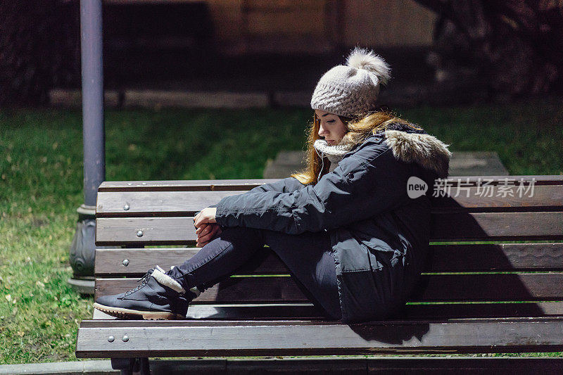 愁眉苦脸的女人独自坐在夜晚