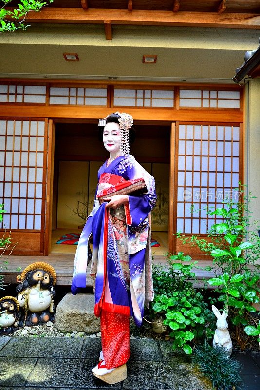 日本妇女在京都体验舞妓的服装和发型
