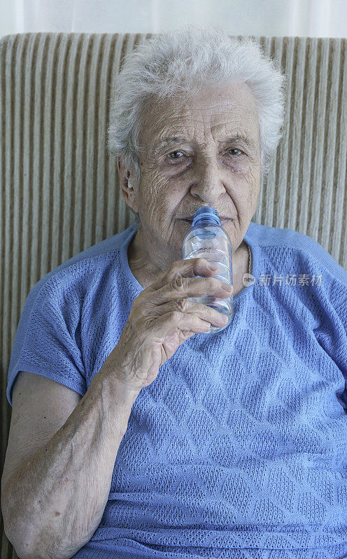 老年妇女喝水
