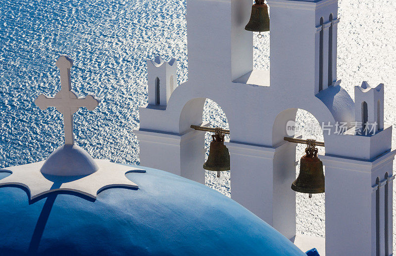 希腊圣托里尼岛菲拉岛和蓝色穹顶岛的三个钟