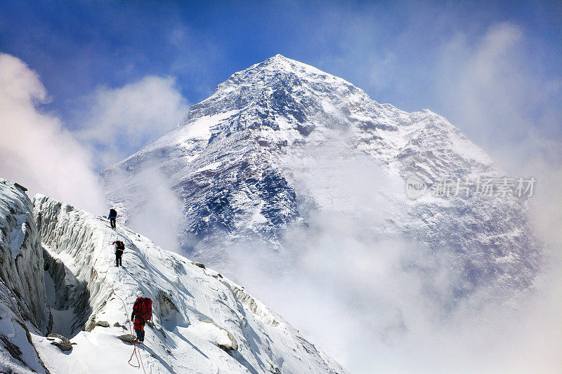 和一群登山者登上珠穆朗玛峰