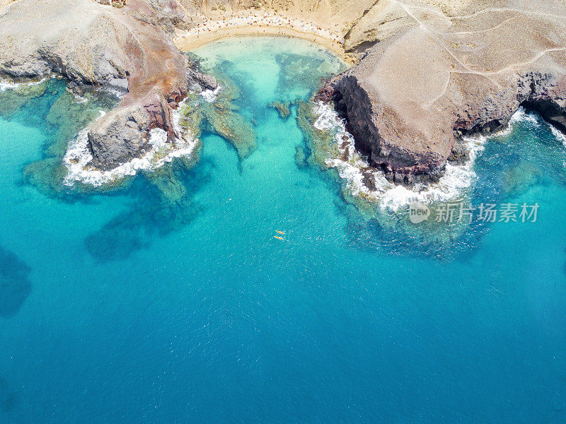 海滩上人们的鸟瞰图