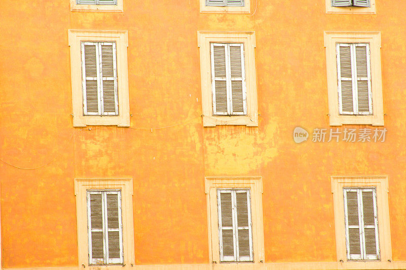 意大利罗马:阳光下充满活力的橙色建筑(特写)