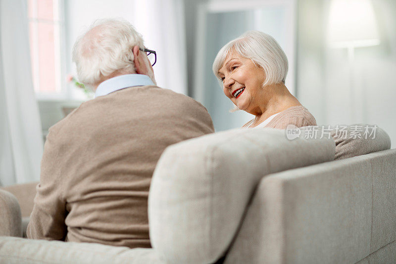 善良的老妇人对着她的丈夫微笑