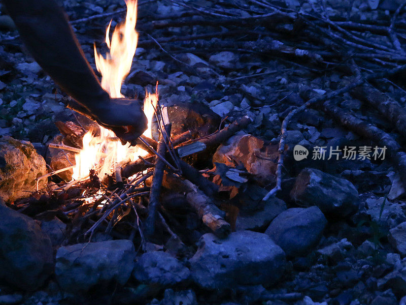 手营火在黄昏，露营，复印空间