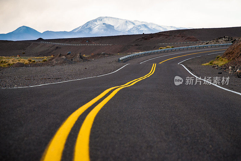 通往阿根廷卡塔马卡印卡华西火山的蜿蜒道路