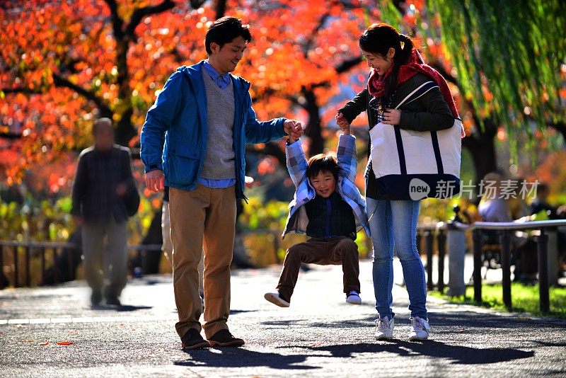 一对日本夫妇和他们的儿子在东京上野公园散步