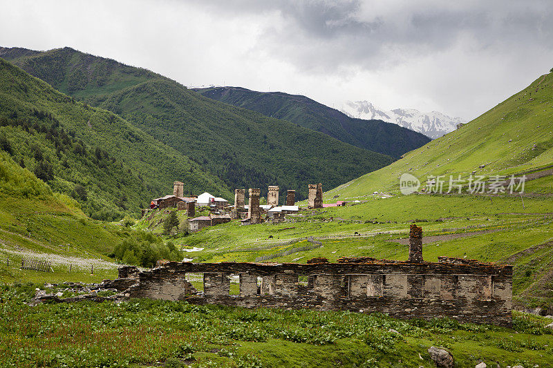 从格鲁吉亚山区的梅斯蒂亚观看