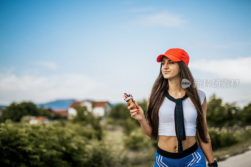 年轻女子在吃她最爱的冰淇淋