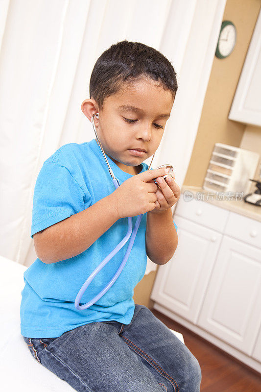 小男孩在医生的办公室学习听诊器