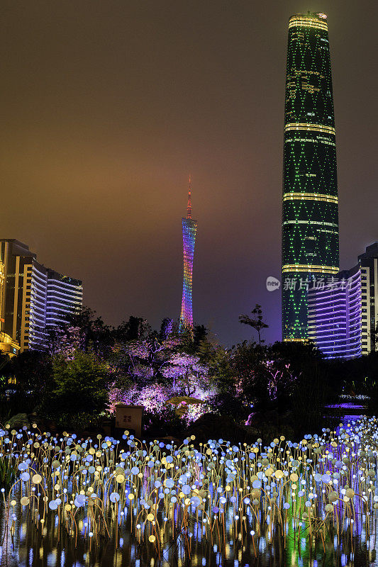 国际金融中心摩天大楼和广州的夜景，广州塔，中国广东，中国南方