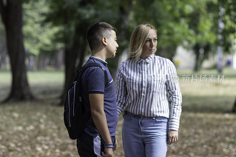 小男孩和他的妈妈一起去学校