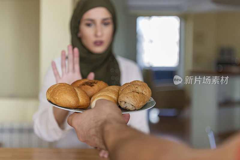 一位穆斯林妇女拒绝吃不健康的食物