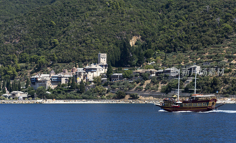 在希腊阿索斯的哈尔基迪基，乘坐旅游帆船从海上观赏多基亚里乌修道院