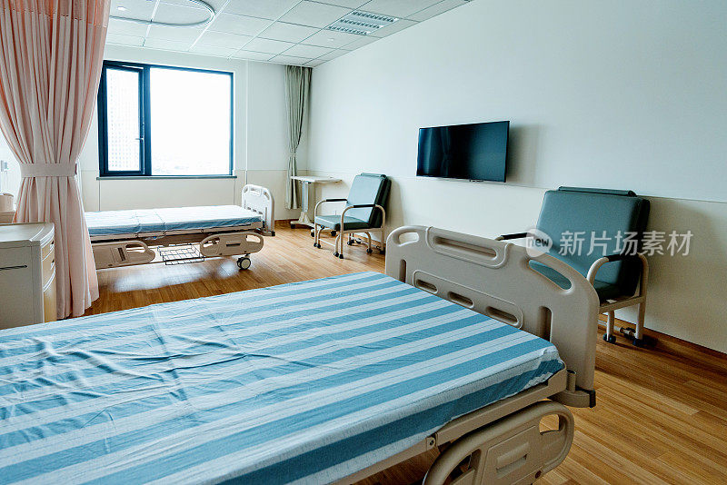 有床和扶手椅的医院病房