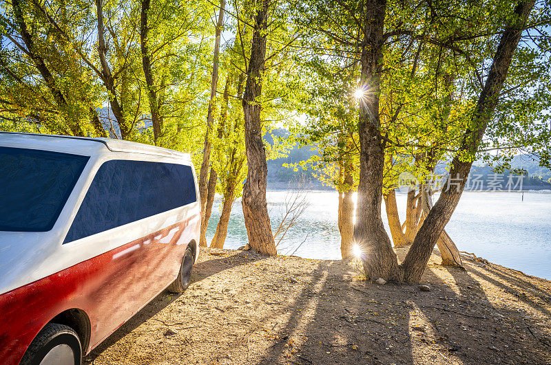 露营车一般日出在自然湖日落