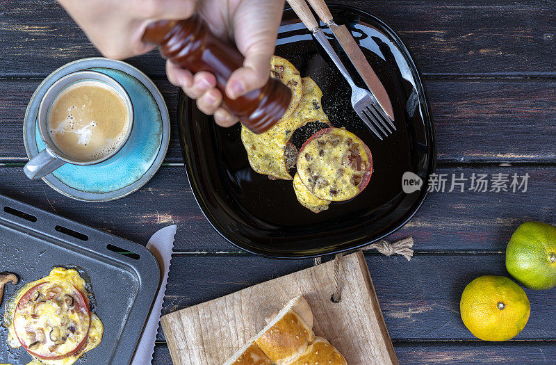 自制健康早餐:烤番茄片配鸡蛋和培根