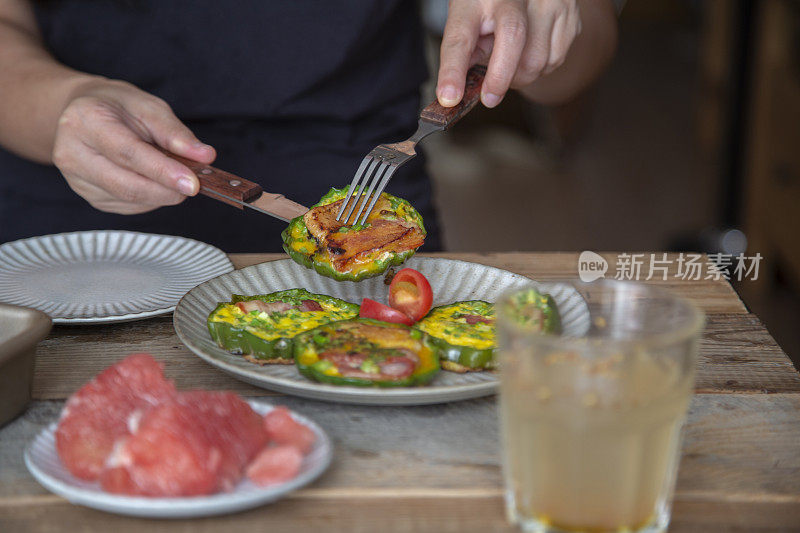 自制健康早餐:用培根、鸡蛋和青椒做的小乳蛋饼