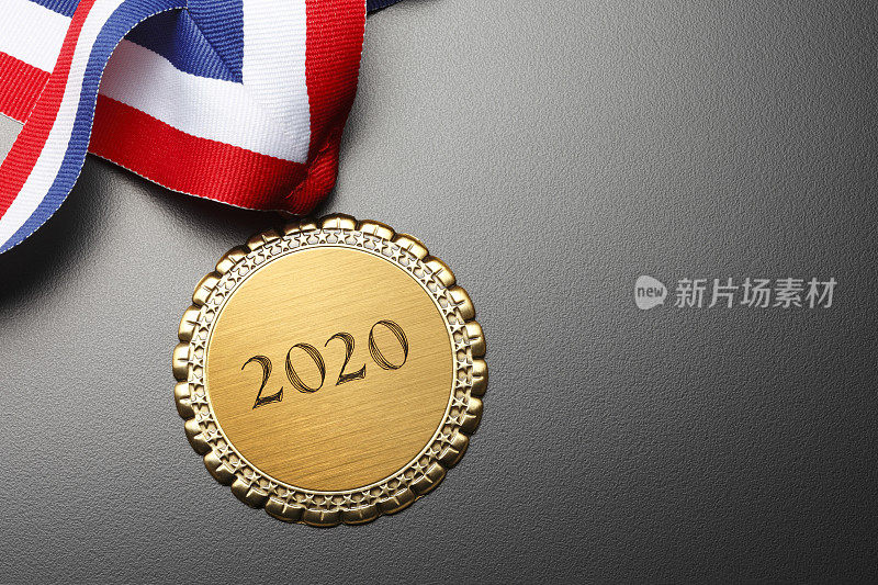 黑色背景上刻有2020年金牌