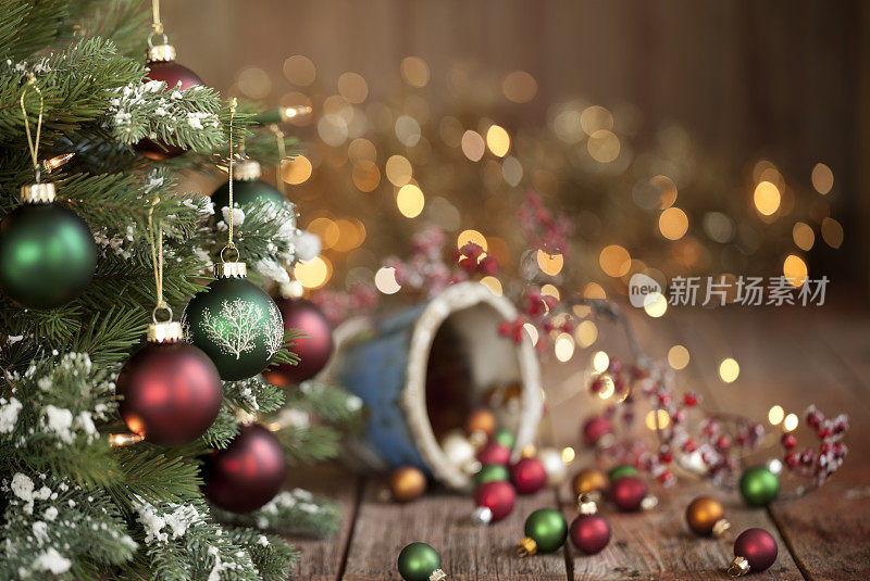 采购产品圣诞树，装饰品和金灯背景