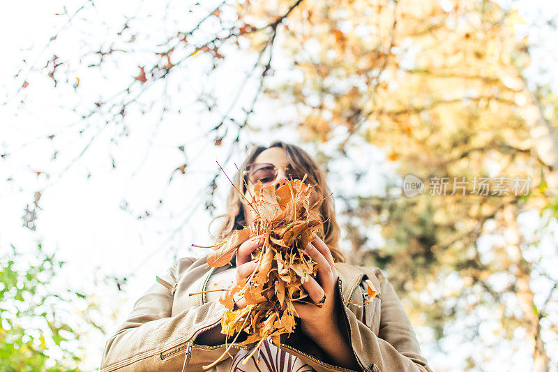 年轻女人有有趣的股票照片