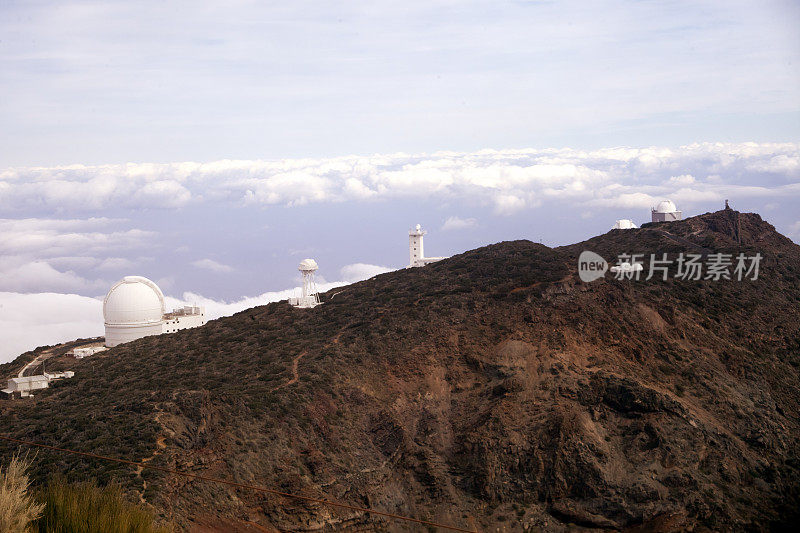 西班牙加那利群岛罗克德洛穆奇乔斯天文台的伽马射线望远镜。