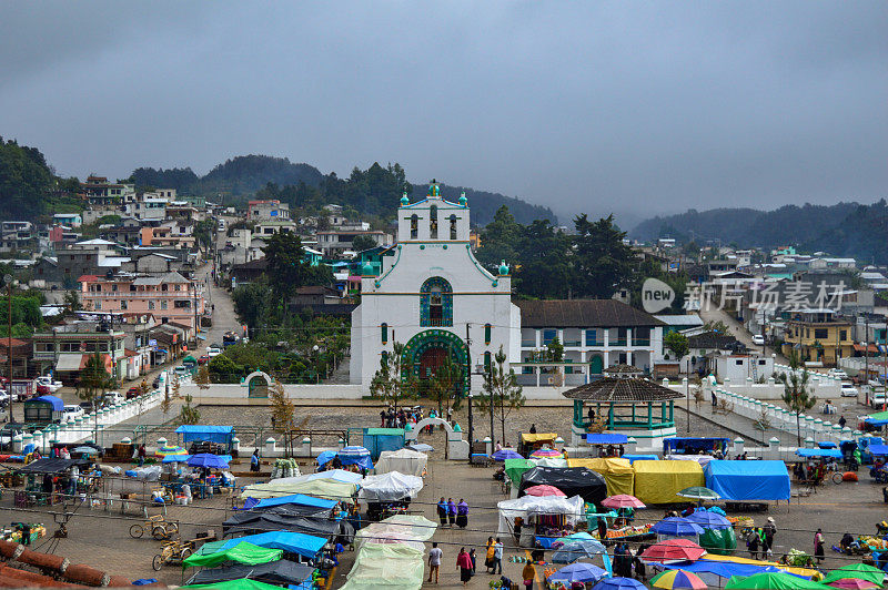 市场和圣胡安查穆拉教堂的景色