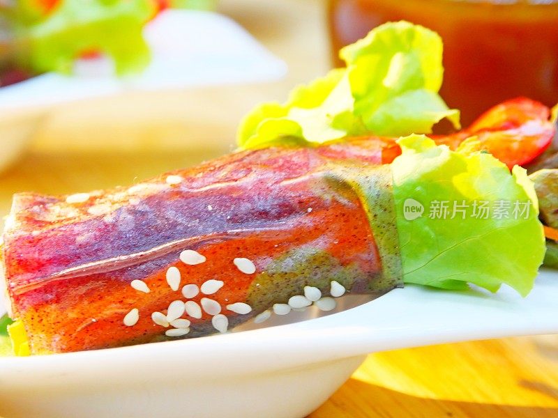 新鲜蔬菜沙拉卷配蟹肉棒食用