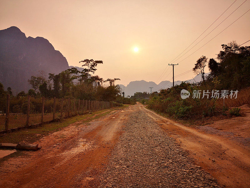 日落时分，老挝万荣的土路