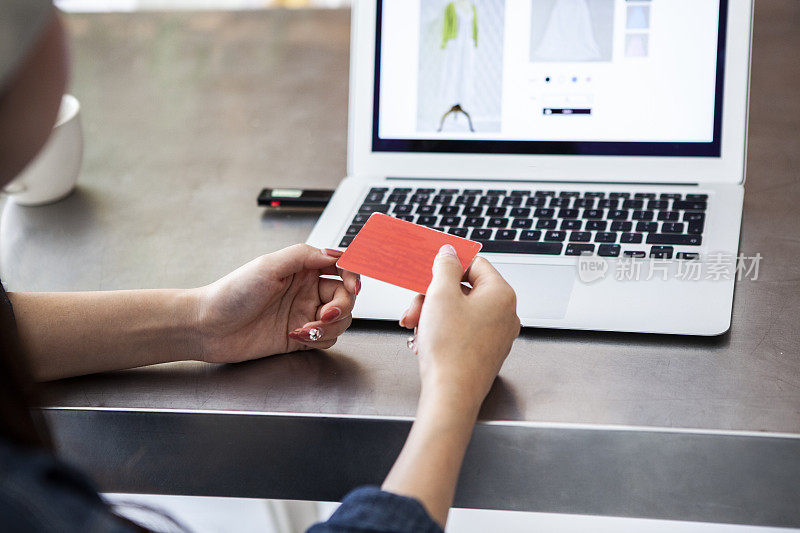 在网上购物时使用信用卡支付的女性