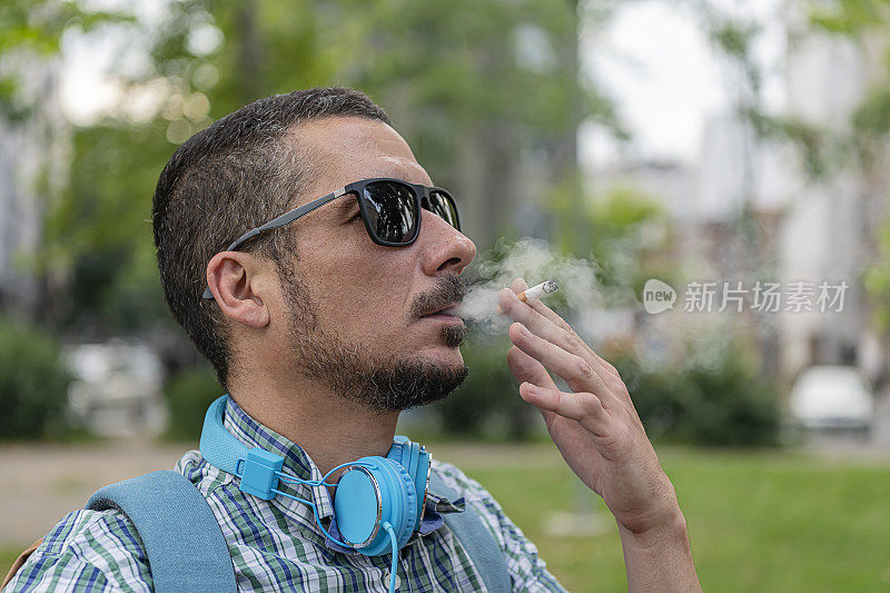 一个男人在公园里抽烟
