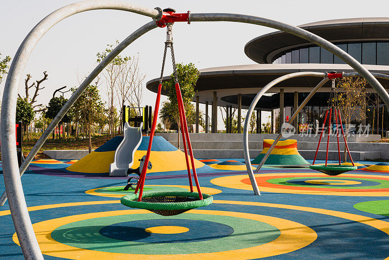 在沙迦的公共公园玩建筑，有橡胶土墩，滑梯，攀爬选择，旋转网秋千等。