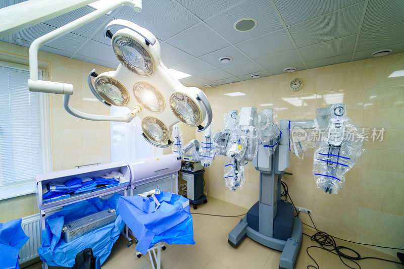 医院的手术室里有机器人技术设备，机器手臂外科医生在未来的手术室里。