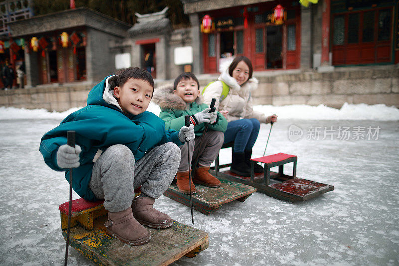 在北京的颐和园里，孩子们在湖上结冰，享受滑雪、滑冰、冰上自行车的乐趣。