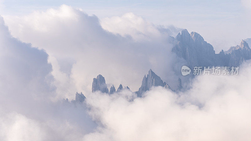 意大利Dolomites山中的雾