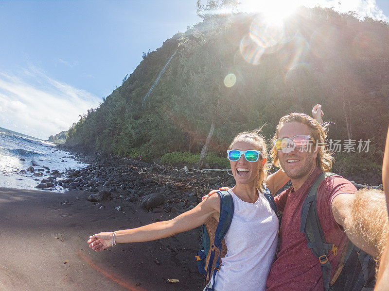 一对快乐的情侣在夏威夷徒步旅行时拍自拍