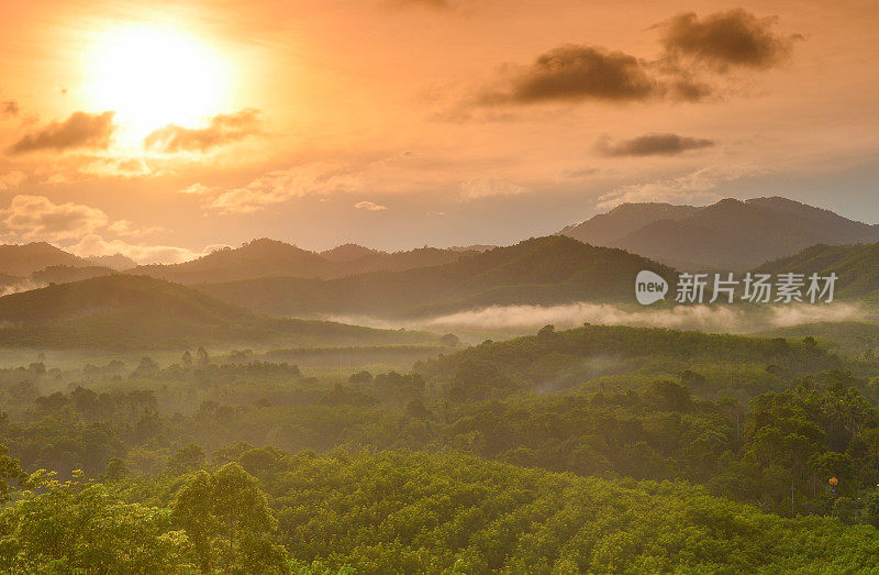 全景式的自然景观，北面的山景有日出和薄雾